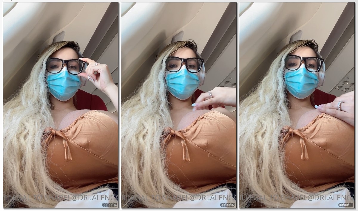 Adriana Alencar, a loira dos peitos grandes, fazendo uma exibição sensual a bordo de um avião