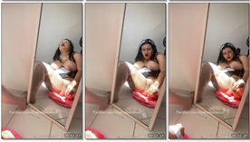 BabySamixxx, uma mulher mais cheinha, aparece se filmando no espelho até ter um orgasmo intenso