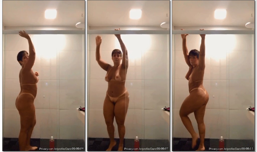 Danni Cardillo, a musa madura, sendo sexy durante o banho