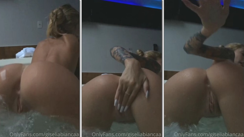 Giselia Bianca sensualizando na banheira, exibindo seu bumbum e se acariciando