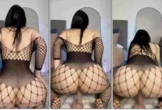 Mulher sensual se diverte usando brinquedo adulto e se satisfaz mexendo o bumbum