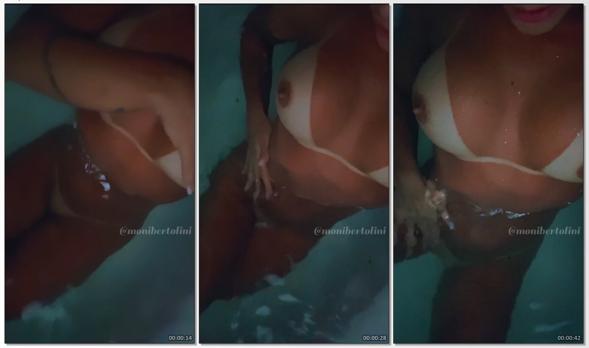 Monique Bertolini mostrando o corpão e a marquinha durante o banho