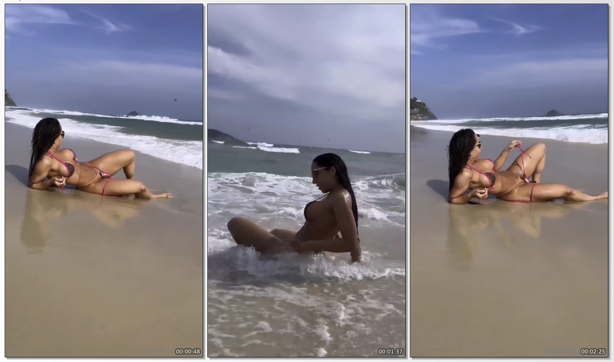 Mulher Melão fazendo um topless na praia