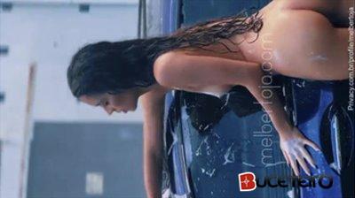 Mel Bertoja novinha mostrando tudo enquanto lava carro sem roupa