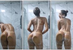 Talita Holdini mostrando seu corpo nu e seu privacy úmida