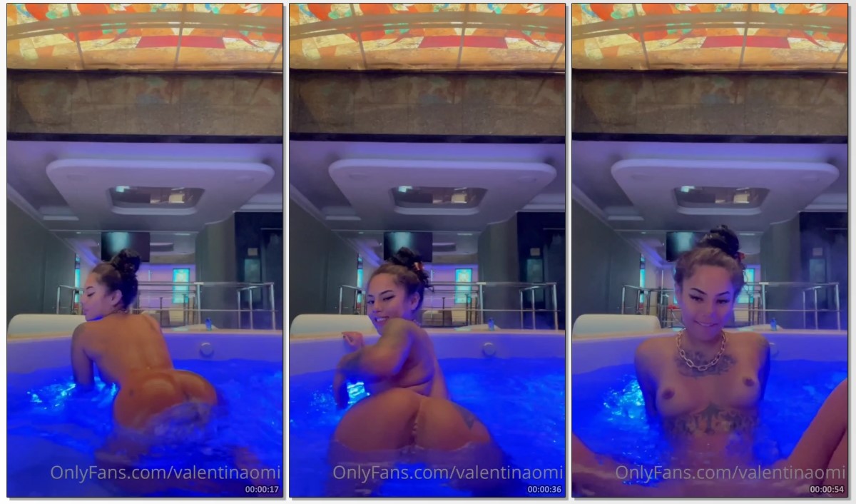 Valentina Naomi se esticando toda na banheira cheia d’água