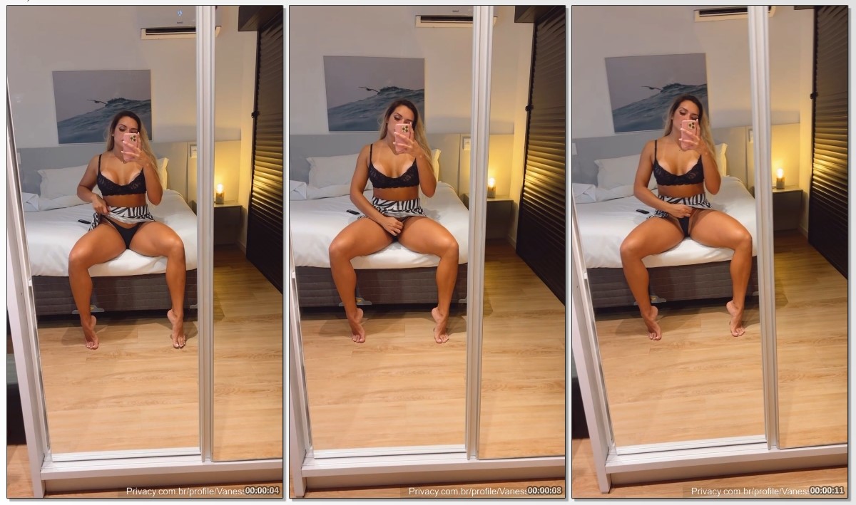 Vanessa Mello exibindo seus peitão na frente do espelho sem roupa