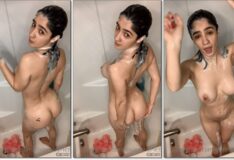 Dixie Martinez exibindo seu corpo no banheiro em poses provocantes