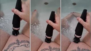 Hot influencer se divertindo com brinquedo na banheira massageando a buceta