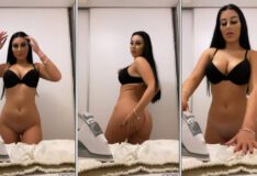 Morena Mikaela Testa fazendo um nudezinho sem calcinha no espelho
