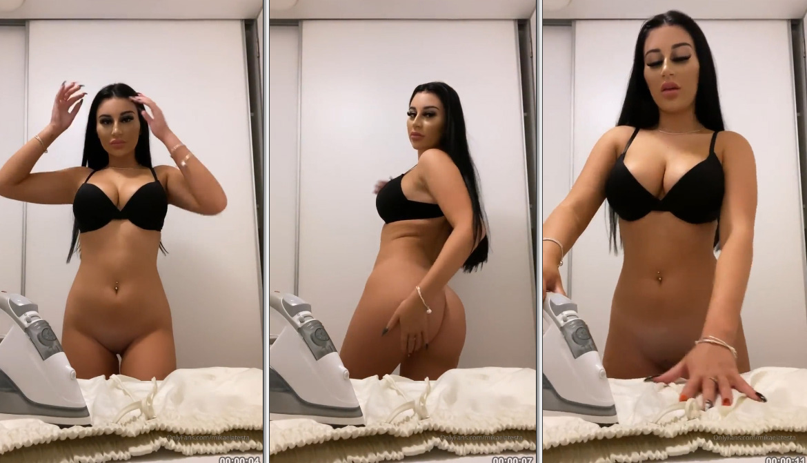 Morena Mikaela Testa fazendo um nudezinho sem calcinha no espelho