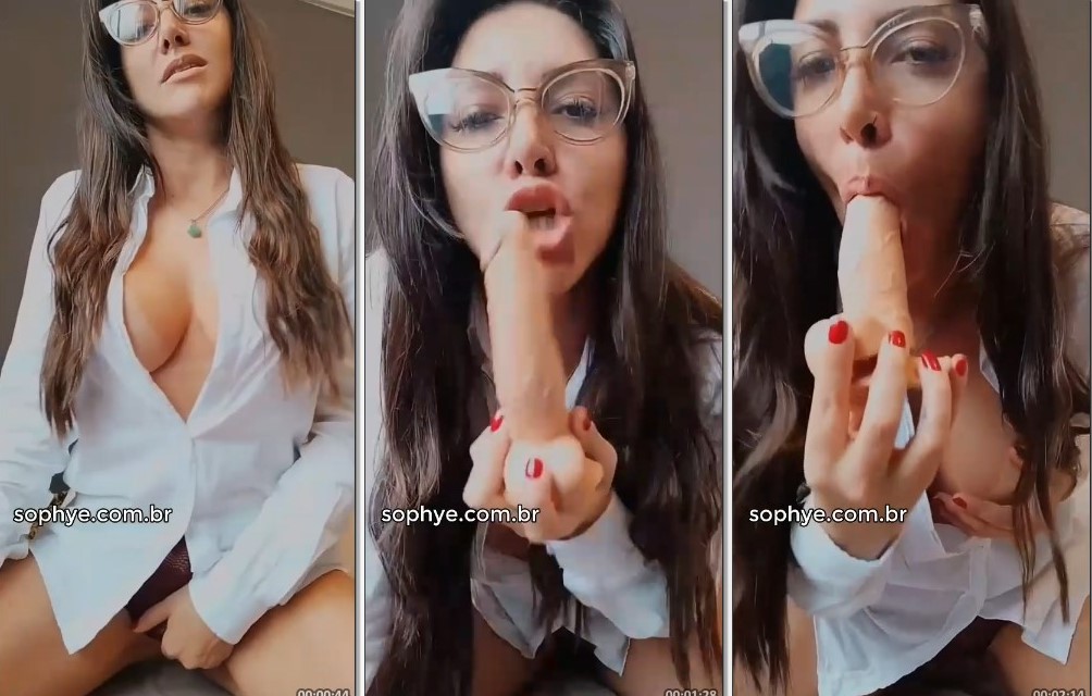 Sophye fazendo sexo oral em um brinquedo sexual e exibindo os seios bronzeados