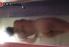 Erica Moutinho em vídeos sensuais no chuveiro
