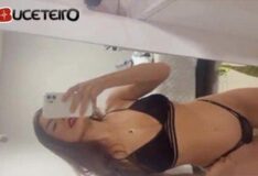 Videos da Erica Moutinho mostrou calcinha e sutia