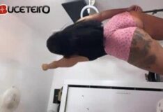 Assista aos vídeos da Leticia Teixeira rebolando com um shortinho e mostrando sua bunda grande
