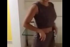 Martina pelada tirando a roupa toda nua