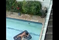 Na piscina