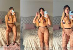 Famosa do onlyfans Gaby de Paula fazendo poses sensuais usando meia calça e sem calcinha em frente ao espelho