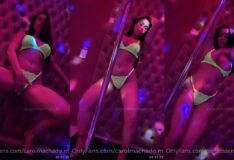 Carol Machado sensualizando no pole dance com uma calcinha sexy marcando bem o bumbum