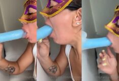 Daylinda fazendo um sexo oral no vibrador azul