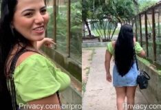 Morena safadinha se mostrando para o parceiro durante um passeio