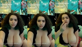 Crystal Rox, com seus peitão físicos impressionantes, faz um striptease ao vivo, exibindo toda a sua beleza