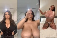 JuicyJade trocando de roupa exibindo seus peitões e saborosos