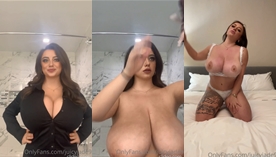 JuicyJade trocando de roupa exibindo seus peitões e saborosos