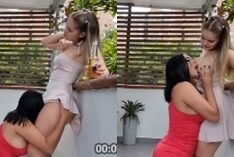 Martina Smith, uma mulher latina com peitões, está muito excitada enquanto faz sexo oral na buceta deliciosa de sua amiga branquinha