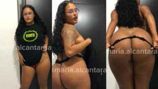 Maria Alcantara tá lá, fazendo um strip grátis pros seguidores, mostrando os seus peitão