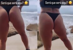 A modelo Maskgirl exibindo um biquíni cavado em sua bunda avantajada na praia