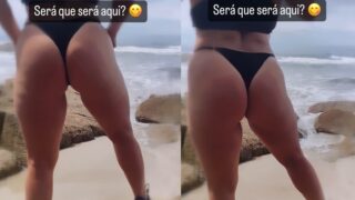 A modelo Maskgirl exibindo um biquíni cavado em sua bunda avantajada na praia