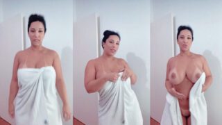 Cleo Silva, a diva do programa “Você na TV”, em momento pós-banho sem roupa