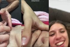 Na transmissão ao vivo, a famosa Evy Vieira faz barulhos excitantes enquanto o cara estimula sua buceta com os dedos