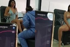 Martina Smith, uma influenciadora do OnlyFans, compartilha um momento picante no salão de beleza enquanto se diverte com um vibrador