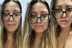 A modelo Angel exibe sua buceta toda encharcada de um jeito sensual