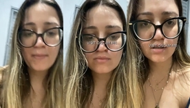 A modelo Angel exibe sua buceta toda encharcada de um jeito sensual