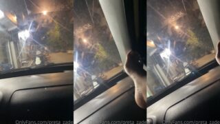 Preta Zade se masturbando pelada no carro