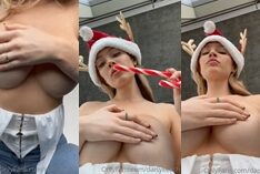 A loira Daisy Keech usando um chapéu de Natal enquanto mostra seus belas teta volumosos