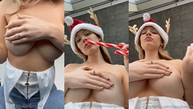 A loira Daisy Keech usando um chapéu de Natal enquanto mostra seus belas teta volumosos