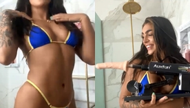 A gatinha Emily Rinaudo exibindo seu corpão em forma e sua máquina do prazer favorita para se divertir