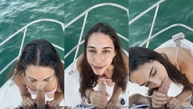 Durante o passeio de barco, a cadelinha Izzy Green se ajoelha e começa a lamber o dono do barco