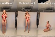 Bethanylilyapril, loira atraente, foi fotografada usando um biquíni vermelho, exibindo os mamilos