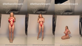 Bethanylilyapril, loira atraente, foi fotografada usando um biquíni vermelho, exibindo os mamilos