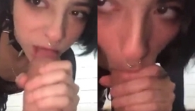 Gotica com piercing no nariz AboutSoffy está fazendo um boquete super guloso para seu parceiro bem dotado