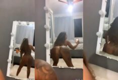 Debora Brasil sensualizando e provocando enquanto dança sem roupa na frente do espelho