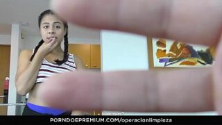 Patroa lésbicas pegando a empregada