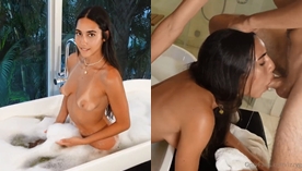 Izzy Green, toda sensual, se diverte na banheira se exibindo pro sortudo, mostrando seus peitão e empinando o bumbum