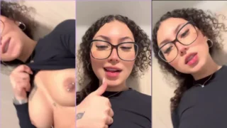 Novata do TikTok exibindo seus peitão naturais com piercing no mamilo