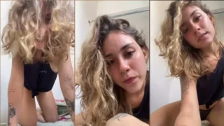 A jovem brasileira Bruna Rios usando uma calcinha transparente exibindo sua bucetinha